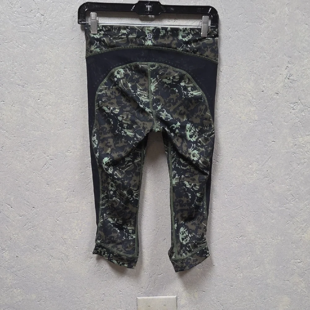 lululemon athletica Stop At Nothing Green Camo Crop Leggings sz 4